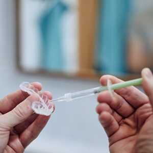 Injecting whitening gel into whitening tray
